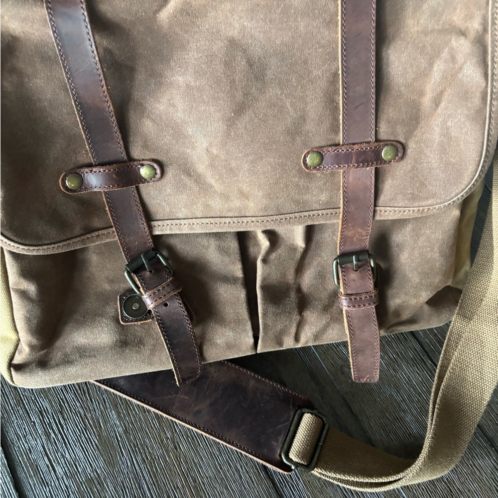 NEWHEY Waxed Canvas & Leather 15.6"
Laptop Messenger Bag - Vintage Khaki.